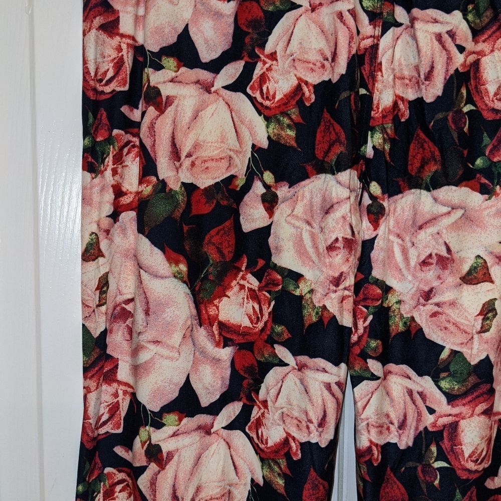 Floral on black leggings - Picture 2 of 5